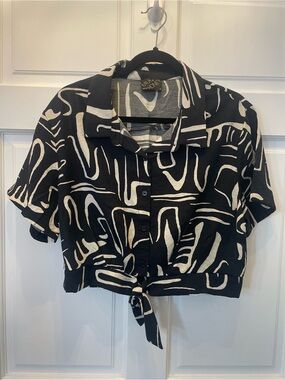 Milk and Honey Black & Cream Abstract Tie-Front Button Down Crop Blouse Sz L